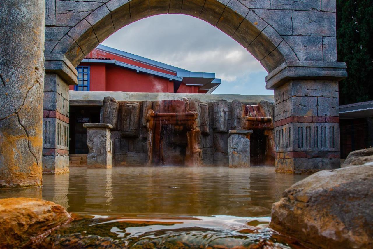 Spa Hotel Colossae Thermal Karahayit  Esterno foto The hot springs at the resort