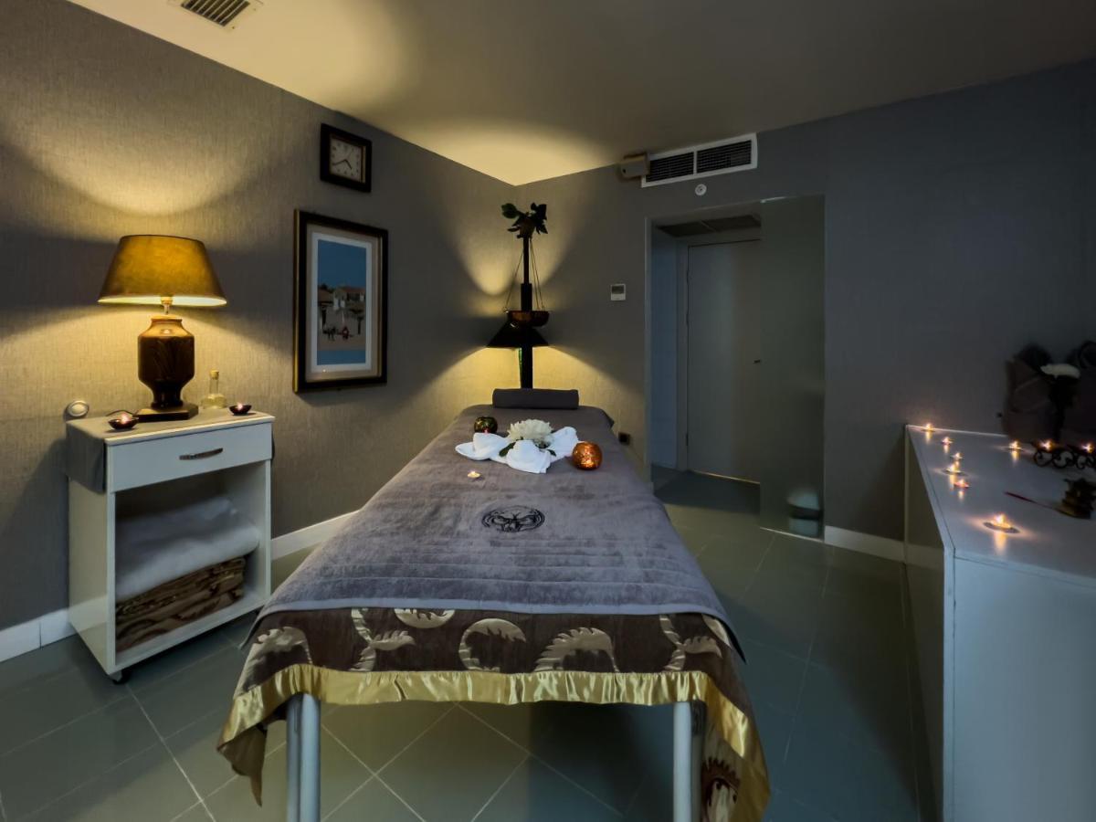 Spa Hotel Colossae Thermal Karahayit  Esterno foto A massage table